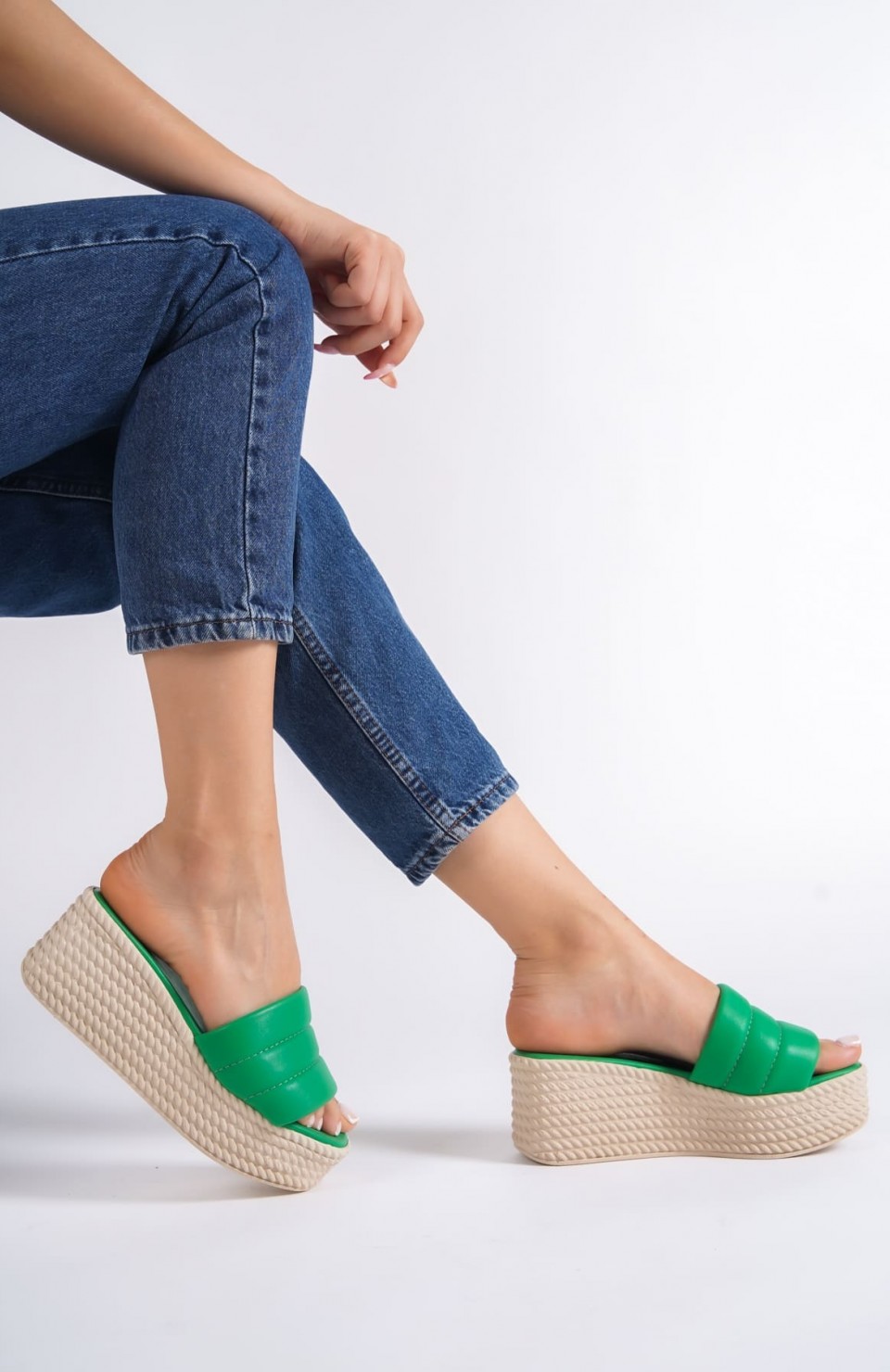 REINA Dolgu Topuklu Ortopedik Taban Hasır Görünümlü Kadın Terlik CKT - Yeşil