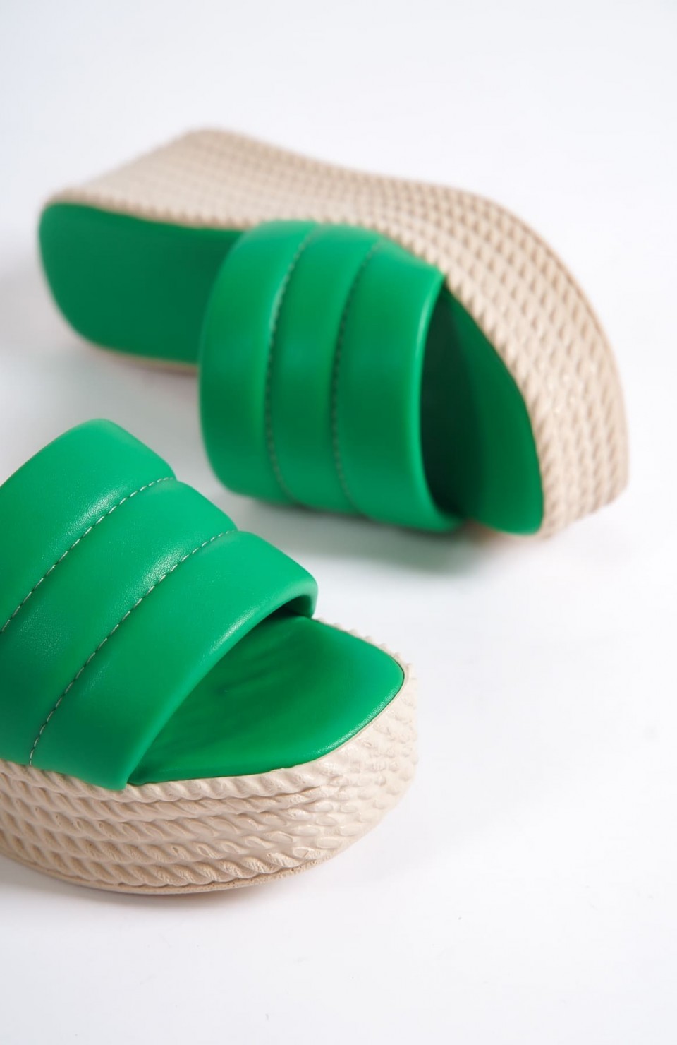 REINA Dolgu Topuklu Ortopedik Taban Hasır Görünümlü Kadın Terlik CKT - Yeşil