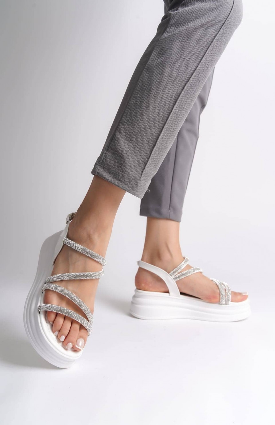 RILEY İnce Tokalı Taşlı Şeritli Ortopedik Taban Kadın Sandalet CBT - Beyaz Somersan Giyim | Kadın, Erkek ve Çocuk Moda