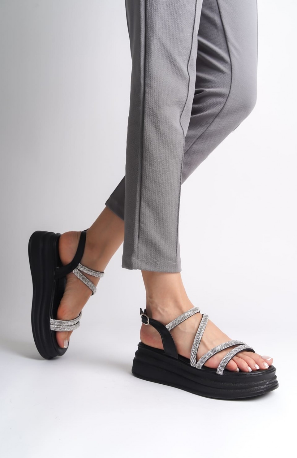 RILEY İnce Tokalı Taşlı Şeritli Ortopedik Taban Kadın Sandalet  CST - Siyah
