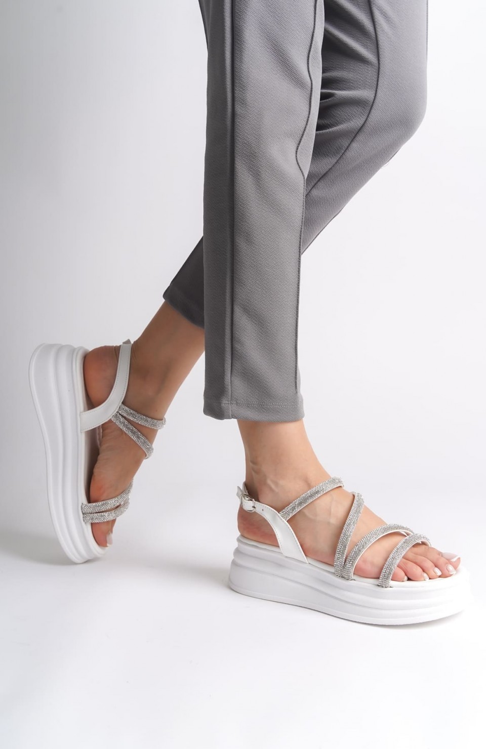 RILEY İnce Tokalı Taşlı Şeritli Ortopedik Taban Kadın Sandalet CBT - Beyaz