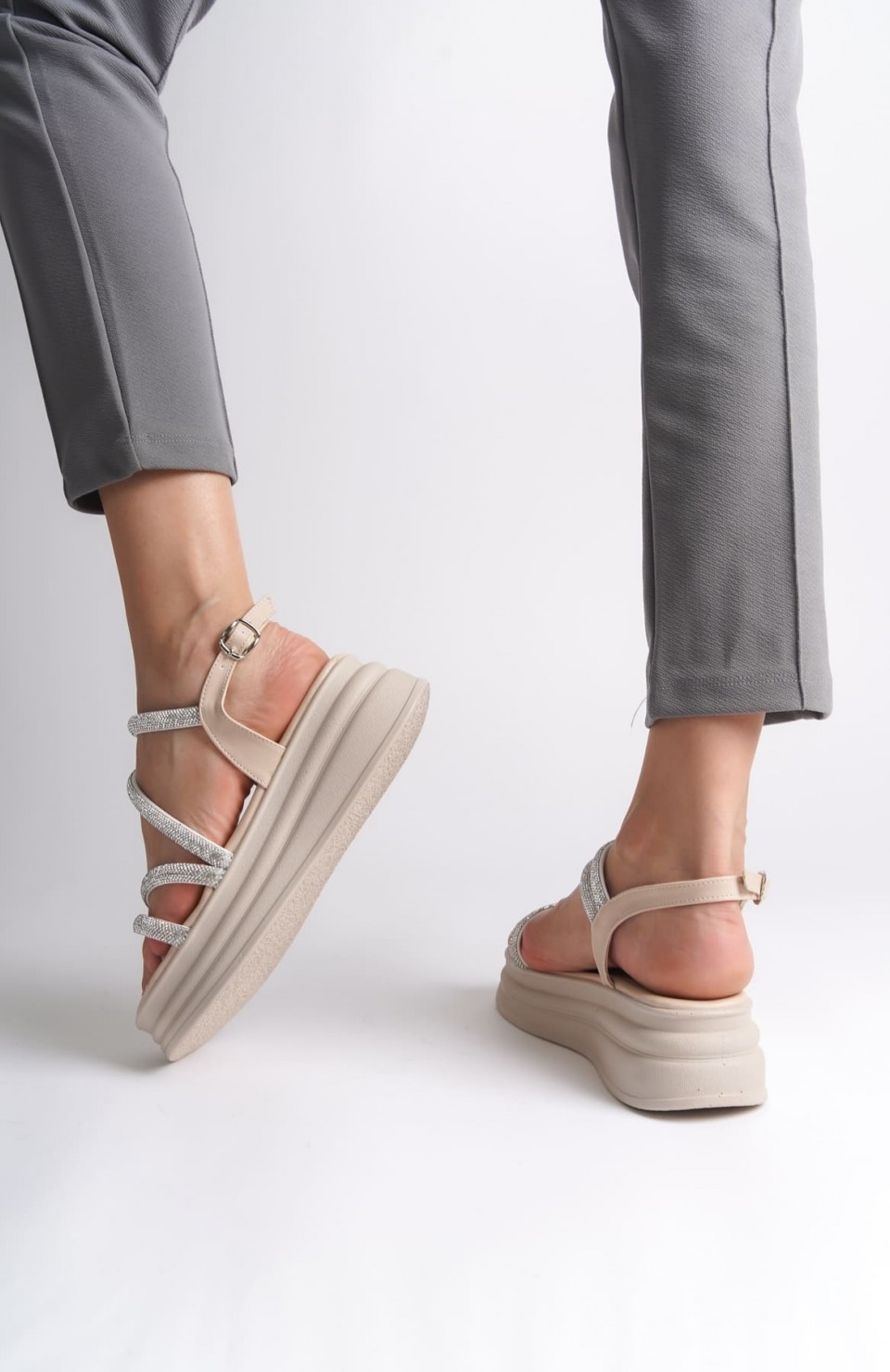 RILEY İnce Tokalı Taşlı Şeritli Ortopedik Taban Kadın Sandalet  CKT - Krem