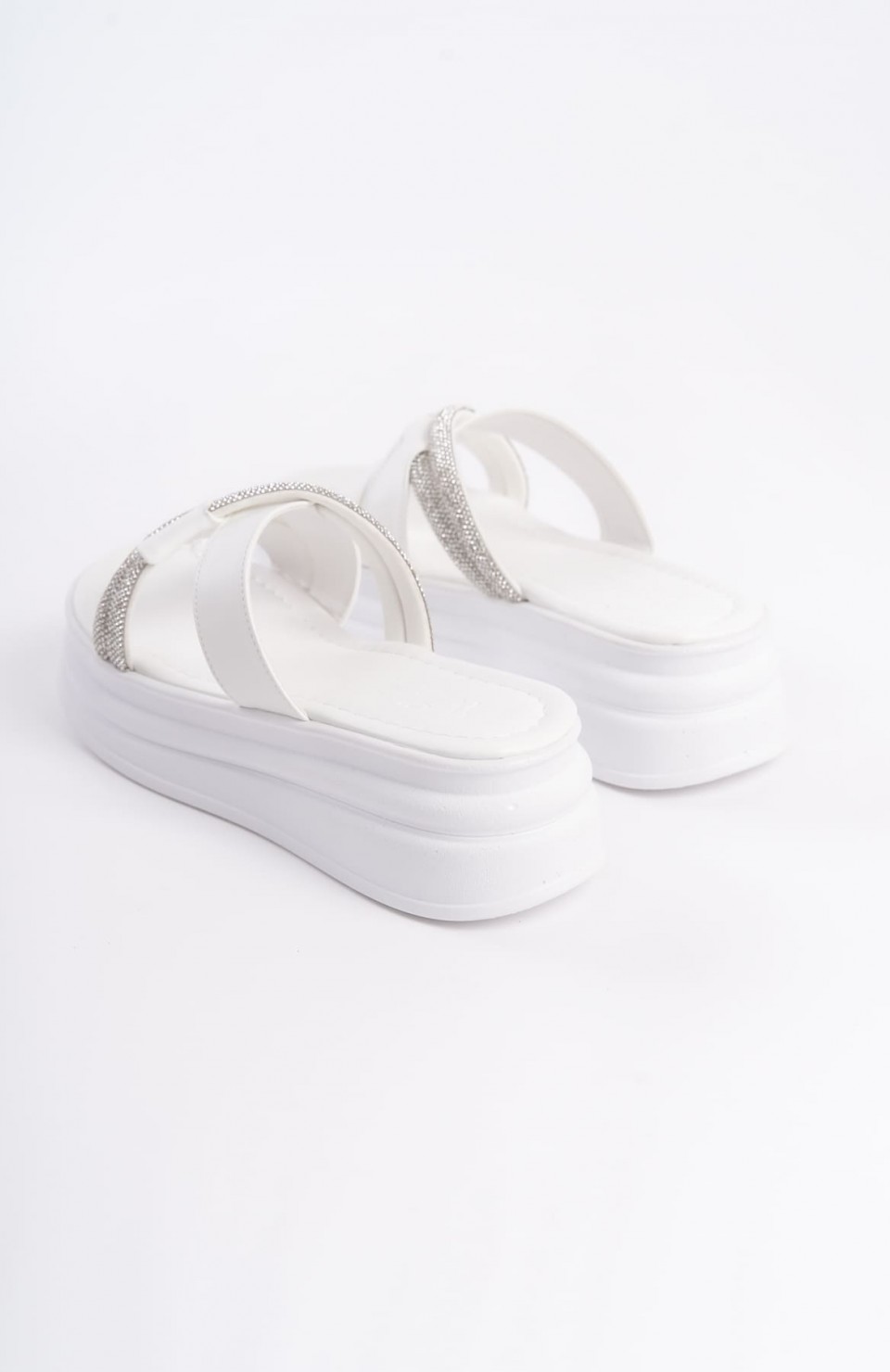 RUBY Düz Topuklu Taşlı Çapraz Şeritli Kalın ve Ortopedik Taban Kadın Terlik  CBT - Beyaz