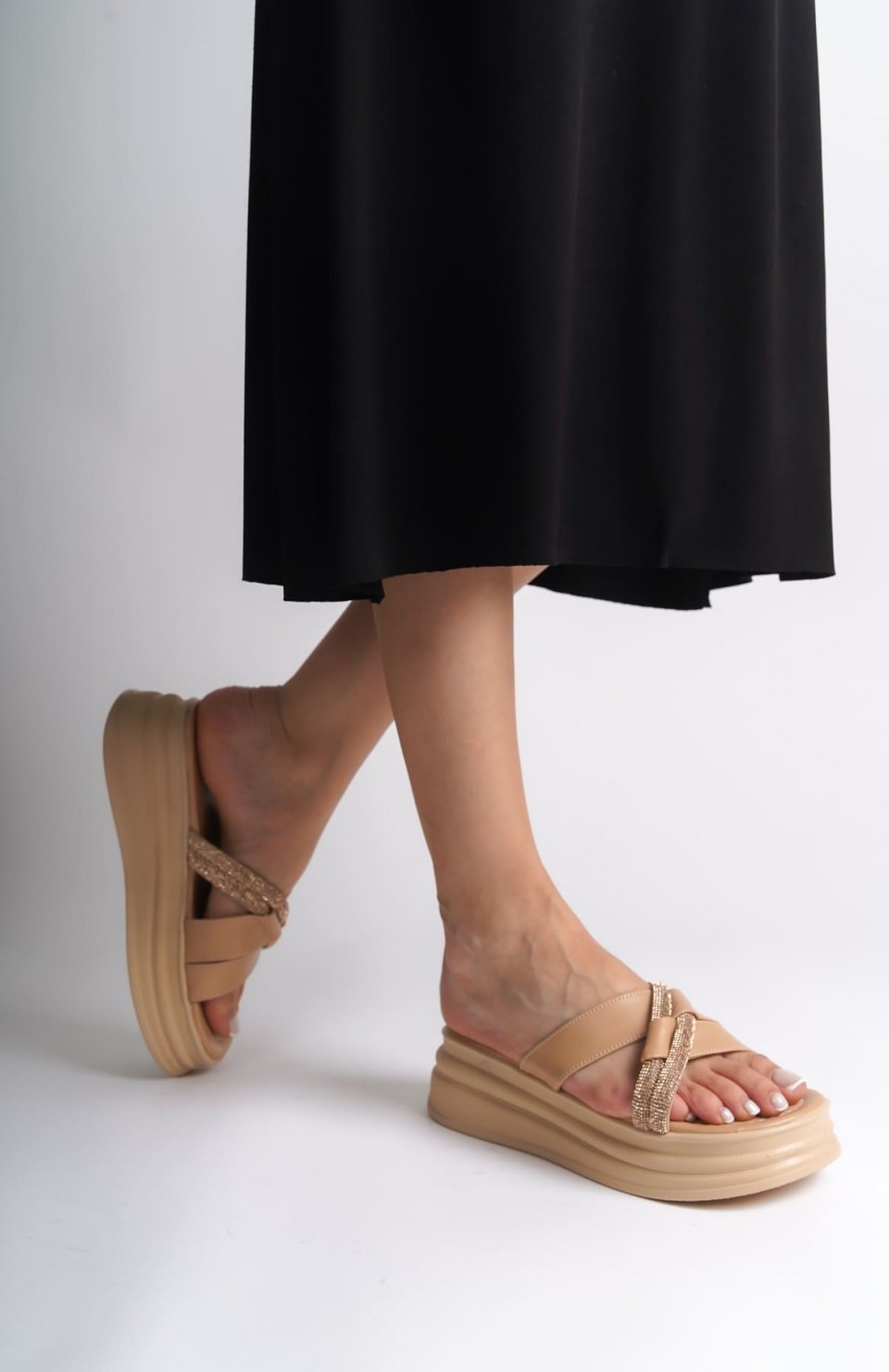 RUBY Düz Topuklu Taşlı Çapraz Şeritli Kalın ve Ortopedik Taban Kadın Terlik  CTT - Ten