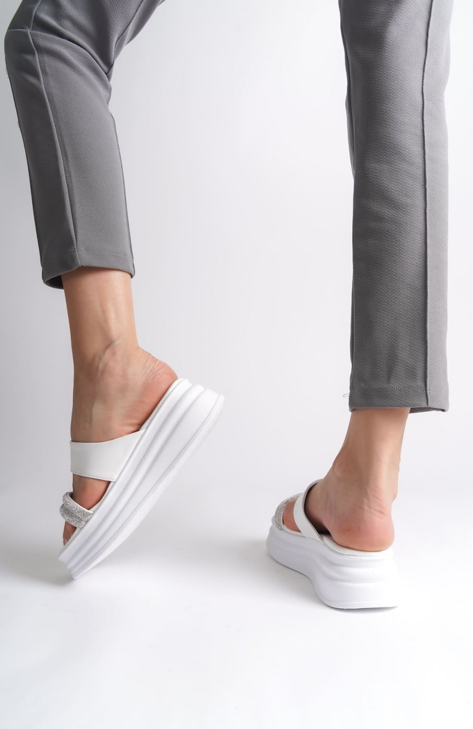 SARAH Düz Topuklu Taşlı Şeritli Kalın ve Ortopedik Taban Kadın Terlik  CBT - Beyaz