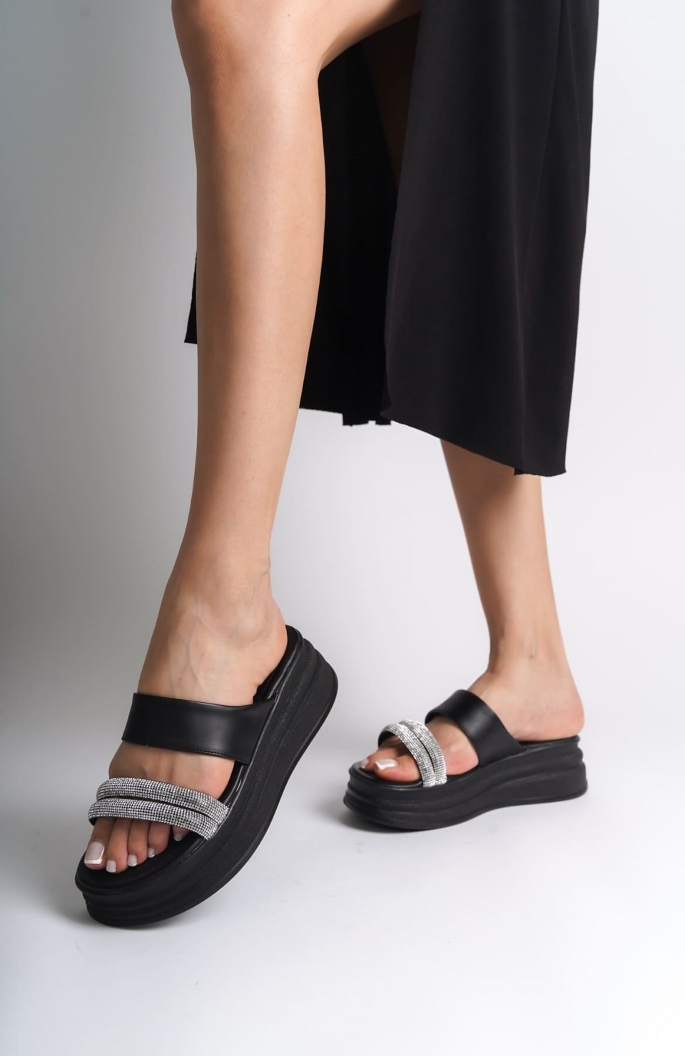 SARAH Düz Topuklu Taşlı Şeritli Kalın ve Ortopedik Taban Kadın Terlik CST - Siyah