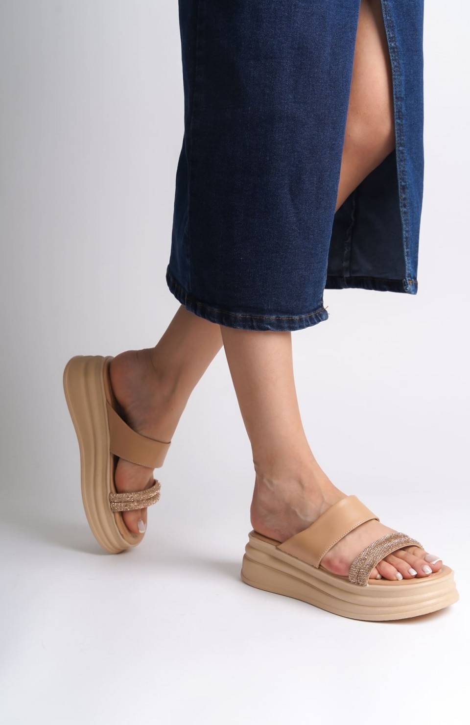 SARAH Düz Topuklu Taşlı Şeritli Kalın ve Ortopedik Taban Kadın Terlik CTT - Ten