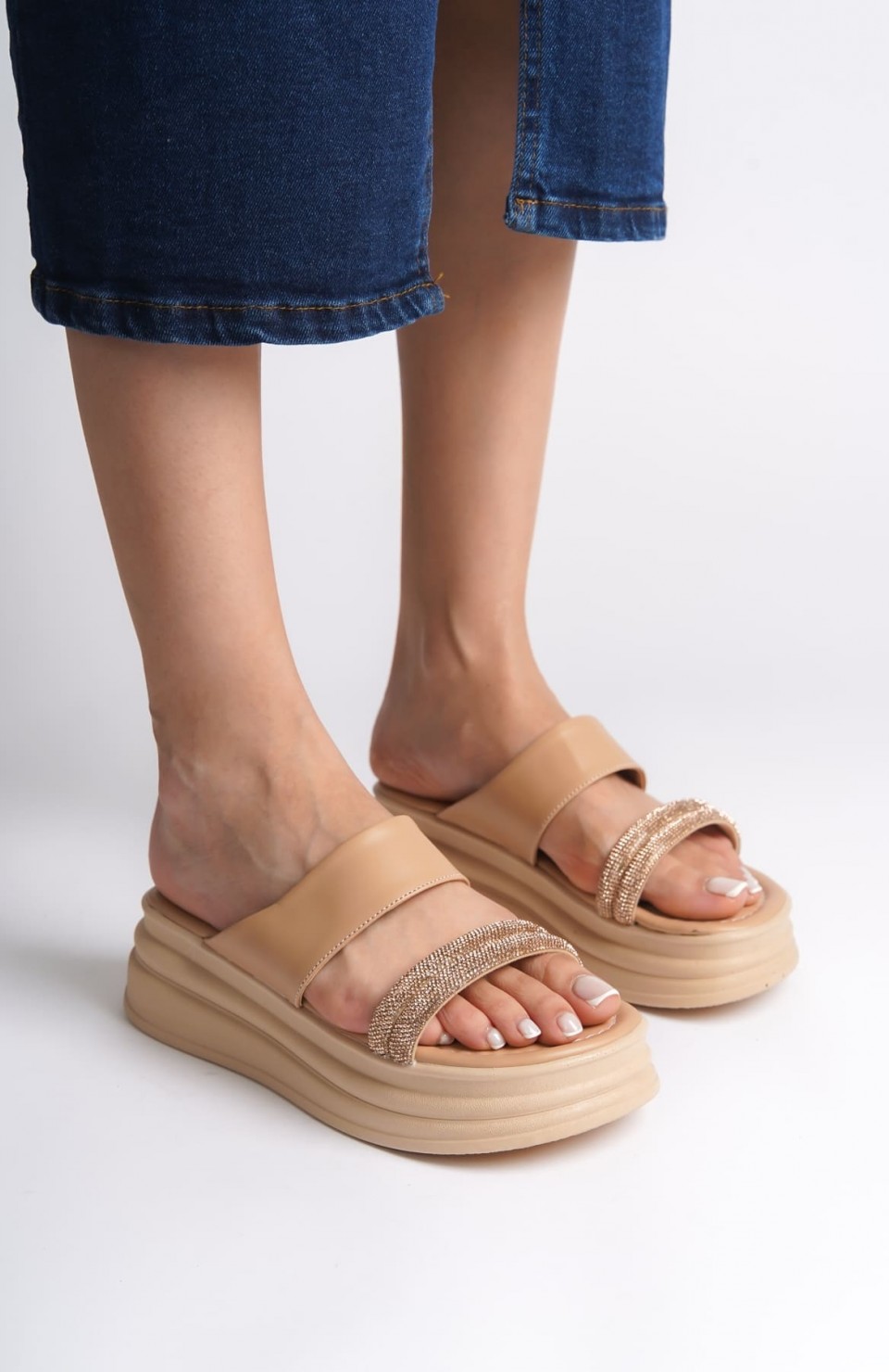 SARAH Düz Topuklu Taşlı Şeritli Kalın ve Ortopedik Taban Kadın Terlik CTT - Ten