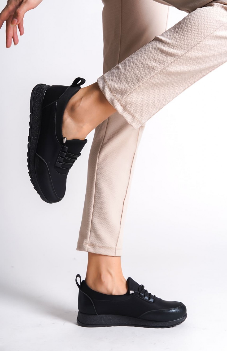 VIOLET Bağcıklı Lastikli Ortopedik Rahat Taban Cilt Detaylı Klasik Kadın Babet Anne Ayakkabısı CST - Siyah