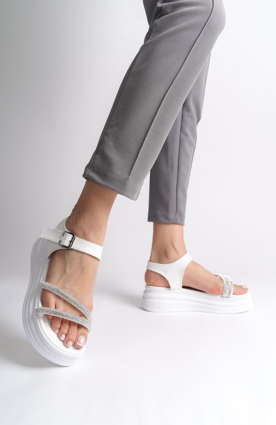 ZLOHE Kalın Tokalı Taşlı Şeritli Ortopedik Taban Kadın Sandalet CBT - Beyaz