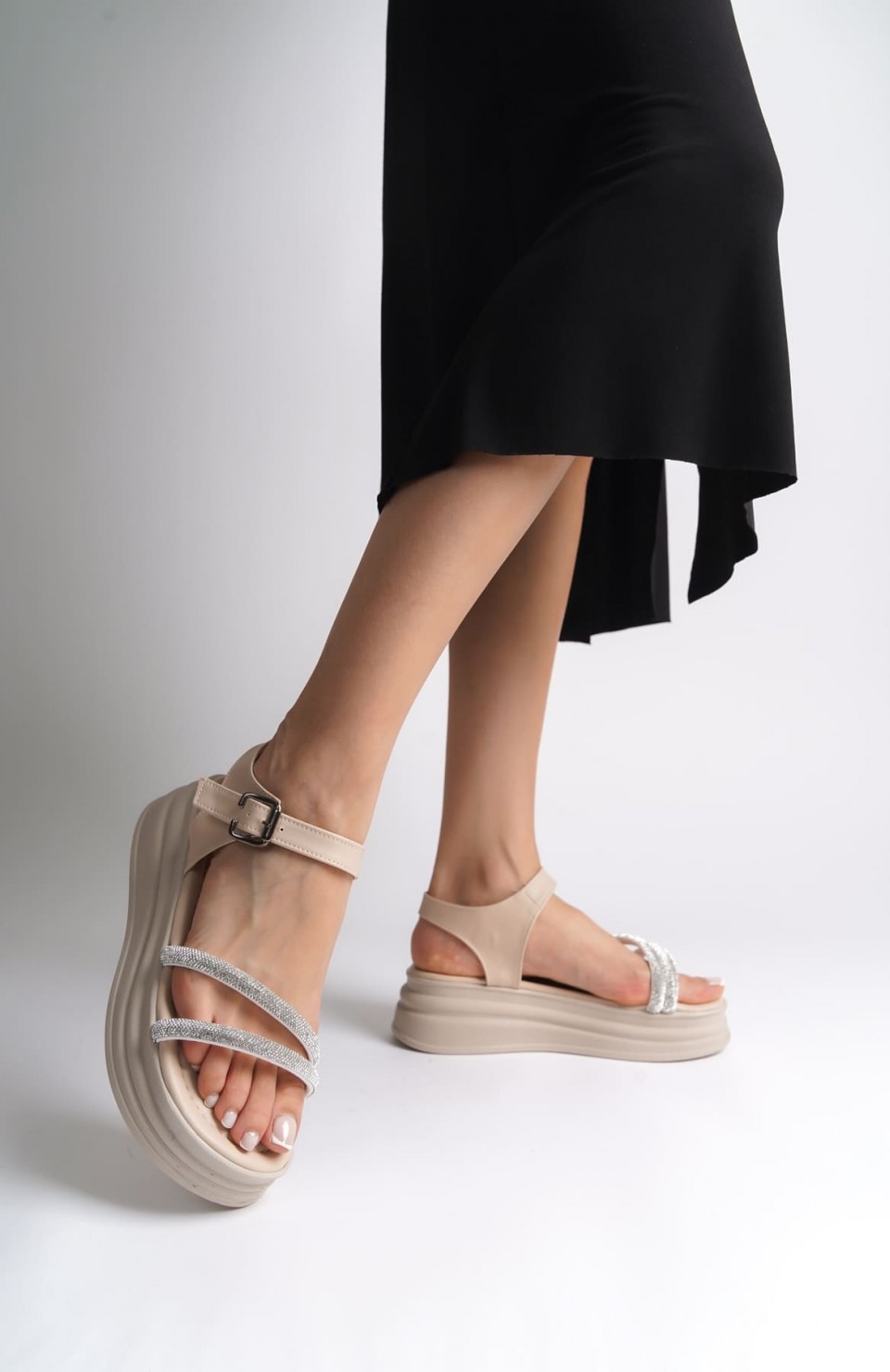 ZLOHE Kalın Tokalı Taşlı Şeritli Ortopedik Taban Kadın Sandalet  CKT - Krem