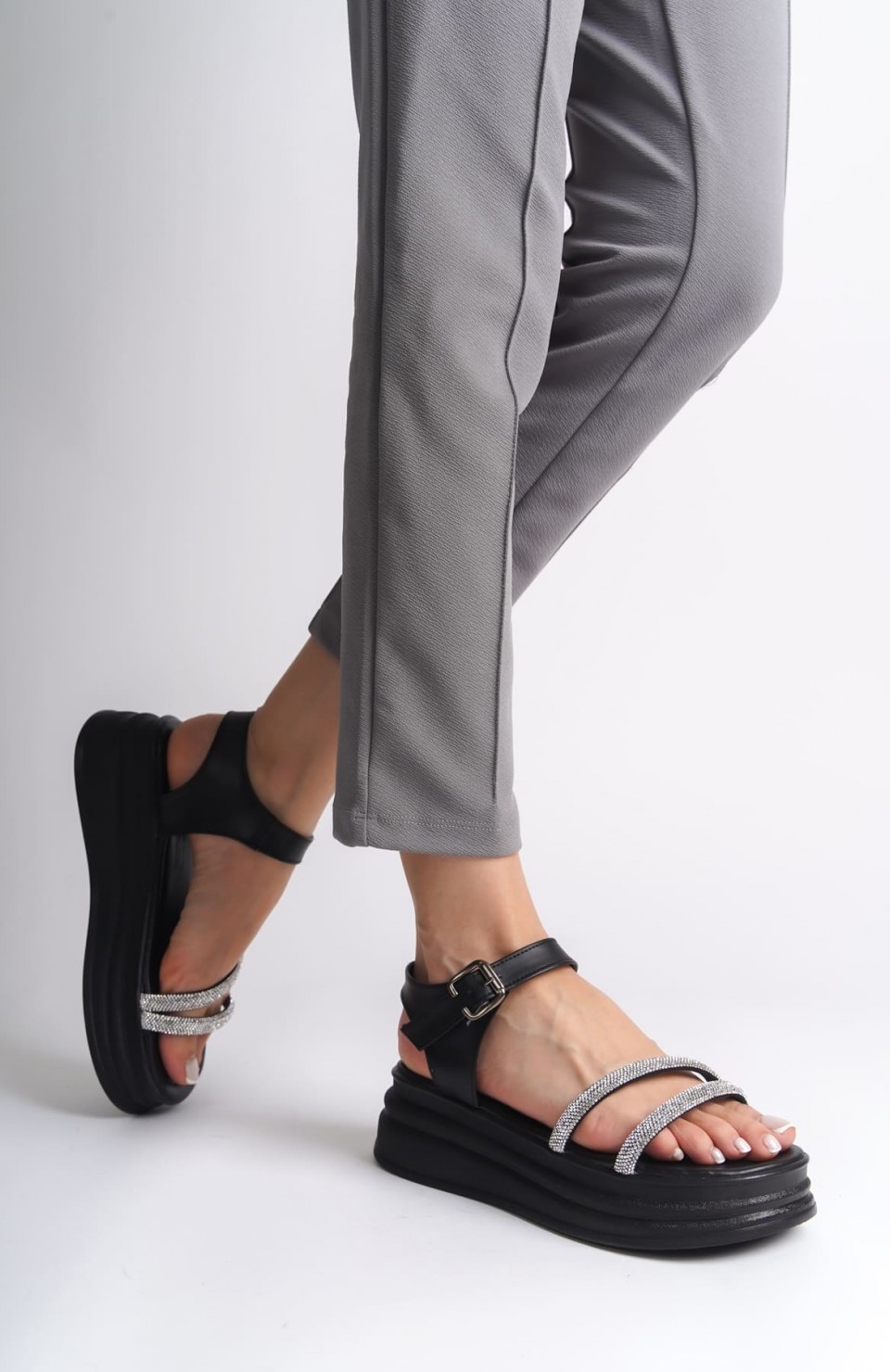 ZLOHE Kalın Tokalı Taşlı Şeritli Ortopedik Taban Kadın Sandalet  CST - Siyah