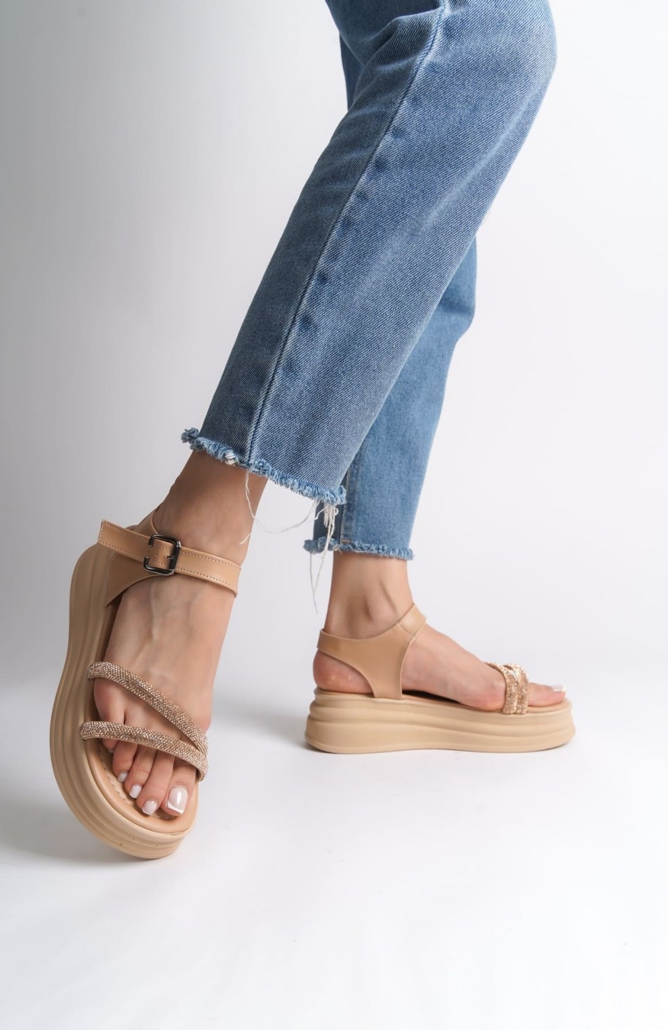 ZLOHE Kalın Tokalı Taşlı Şeritli Ortopedik Taban Kadın Sandalet CTT - Ten