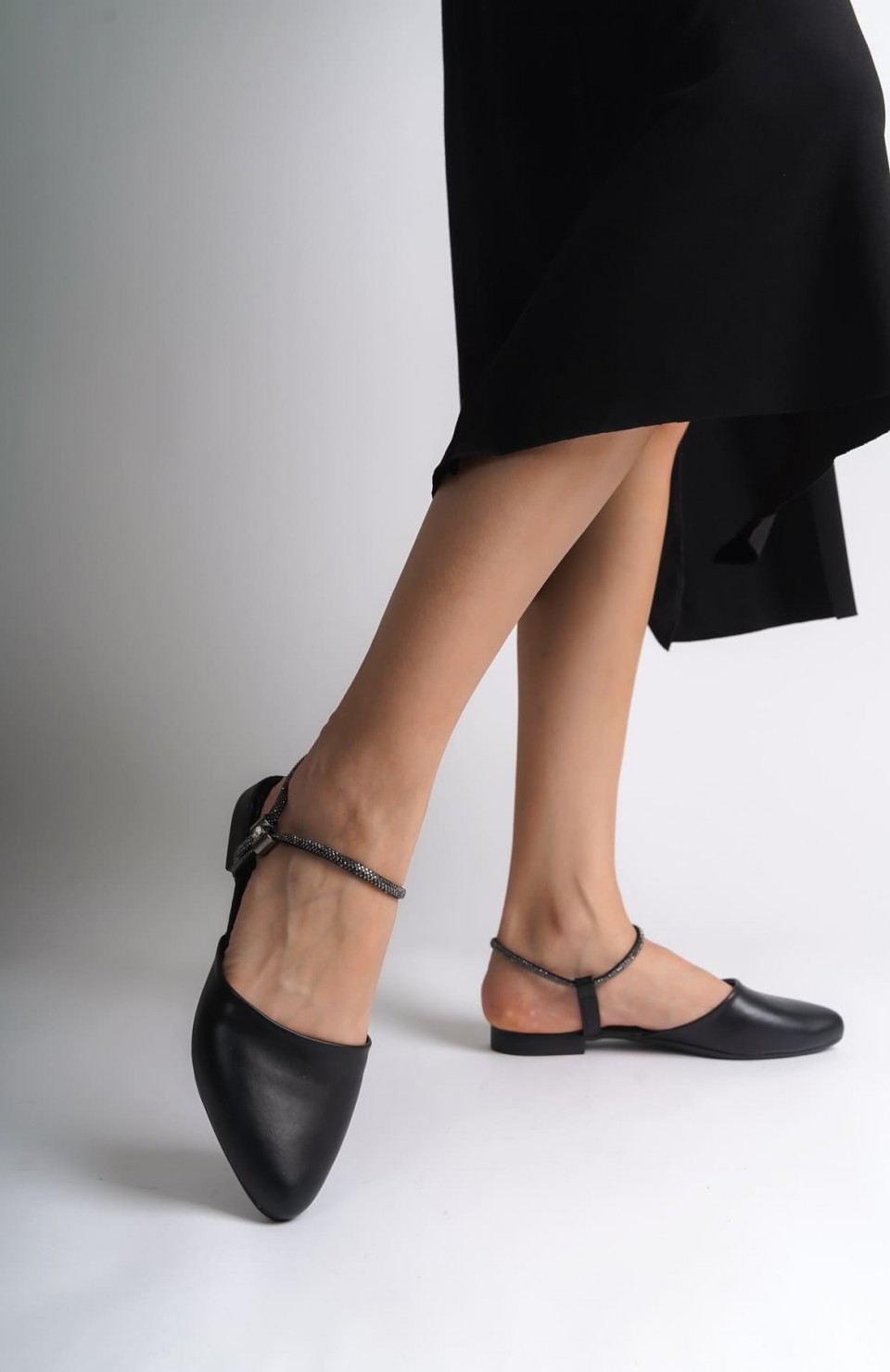 ARIANA Lastikli Ortopedik Rahat Taban Bilekten Taş Detaylı Kadın Babet Ayakkabı  CST - Siyah Somersan Giyim | Kadın, Erkek ve Çocuk Moda