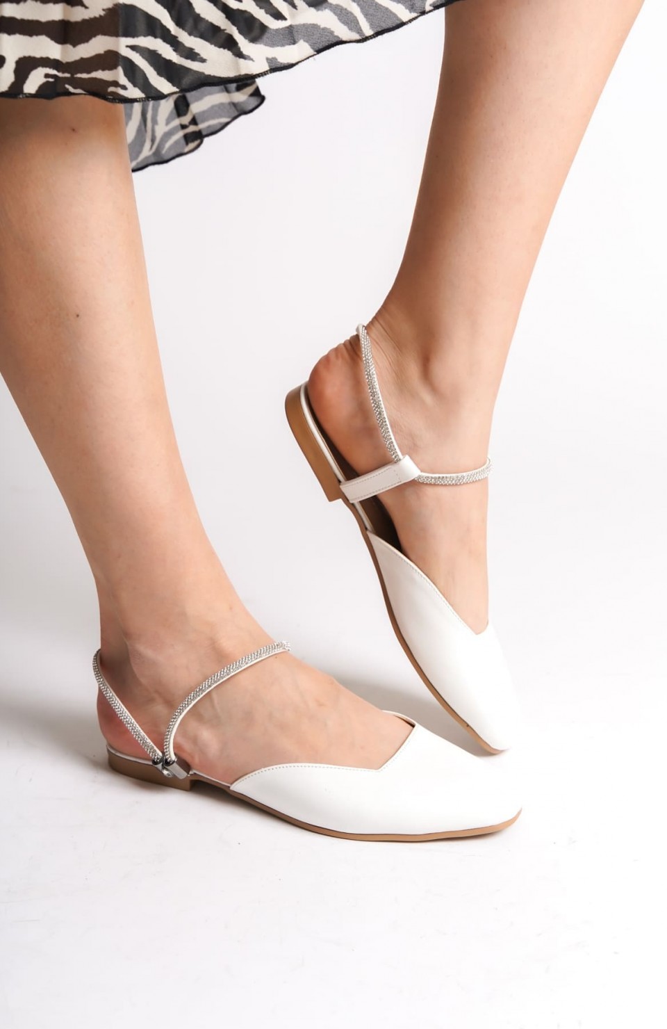 CAROLINE Lastikli Ortopedik Rahat Taban Bilekten Taş Detaylı Kadın Babet Ayakkabı  CKT - Beyaz Somersan Giyim | Kadın, Erkek ve Çocuk Moda