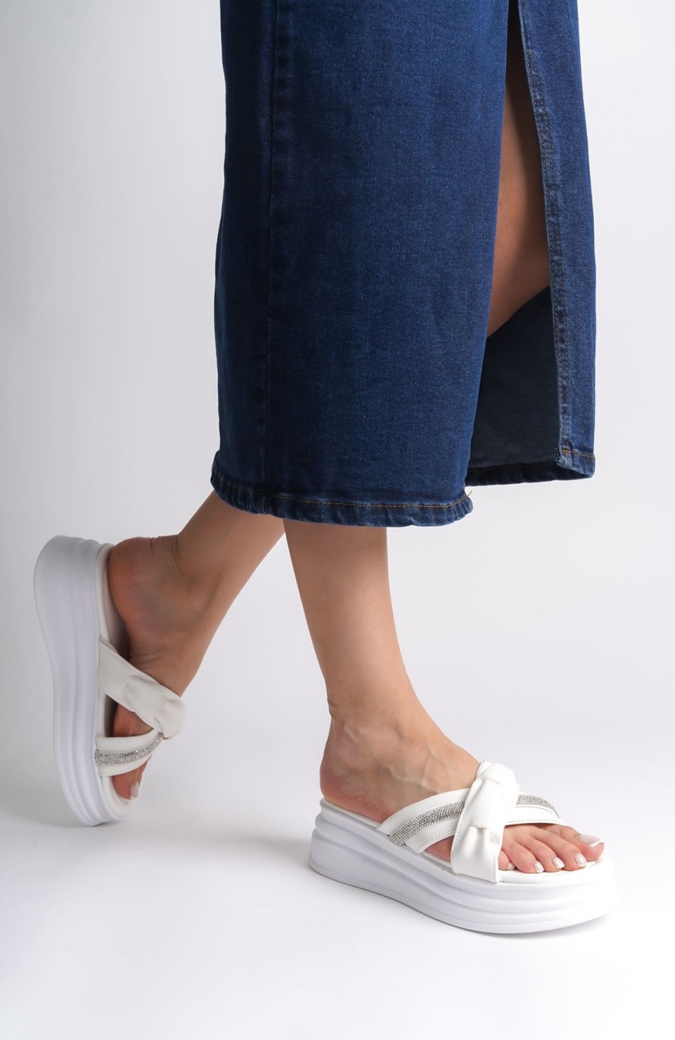 CLARA Düz Topuklu Kurdele Desenli Taşlı Kalın ve Ortopedik Taban Kadın Terlik  CBT - Beyaz Somersan Giyim | Kadın, Erkek ve Çocuk Moda