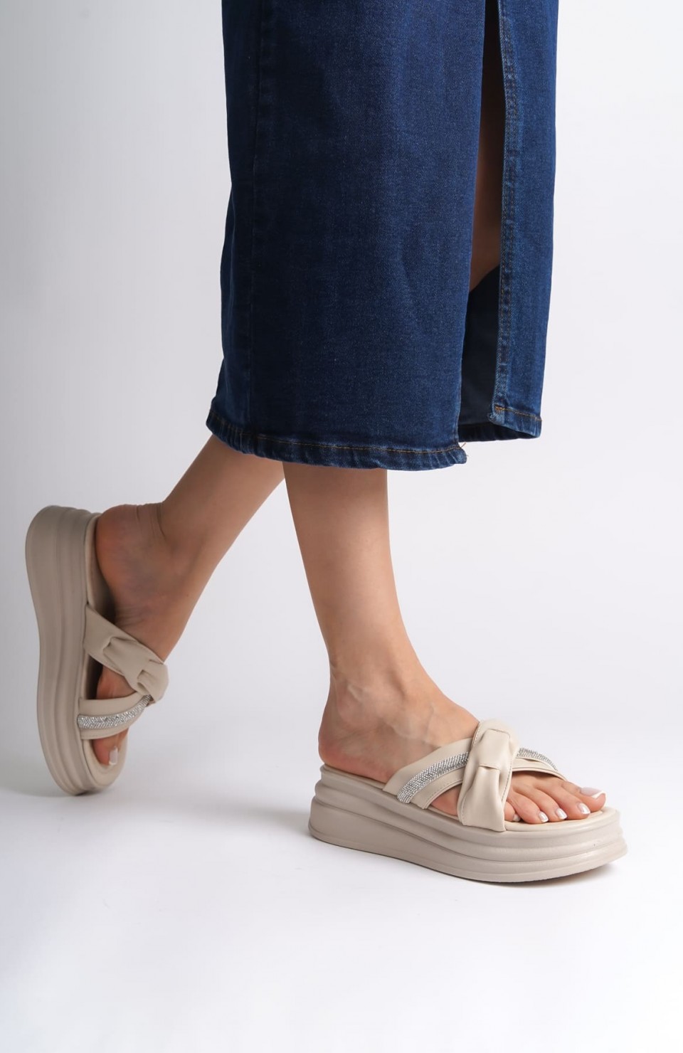 CLARA Düz Topuklu Kurdele Desenli Taşlı Kalın ve Ortopedik Taban Kadın Terlik  CKT - Krem Somersan Giyim | Kadın, Erkek ve Çocuk Moda