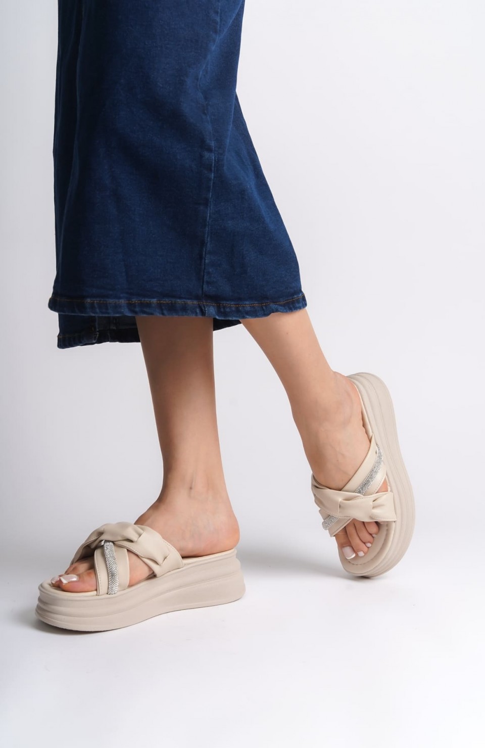 CLARA Düz Topuklu Kurdele Desenli Taşlı Kalın ve Ortopedik Taban Kadın Terlik  CKT - Krem Somersan Giyim | Kadın, Erkek ve Çocuk Moda