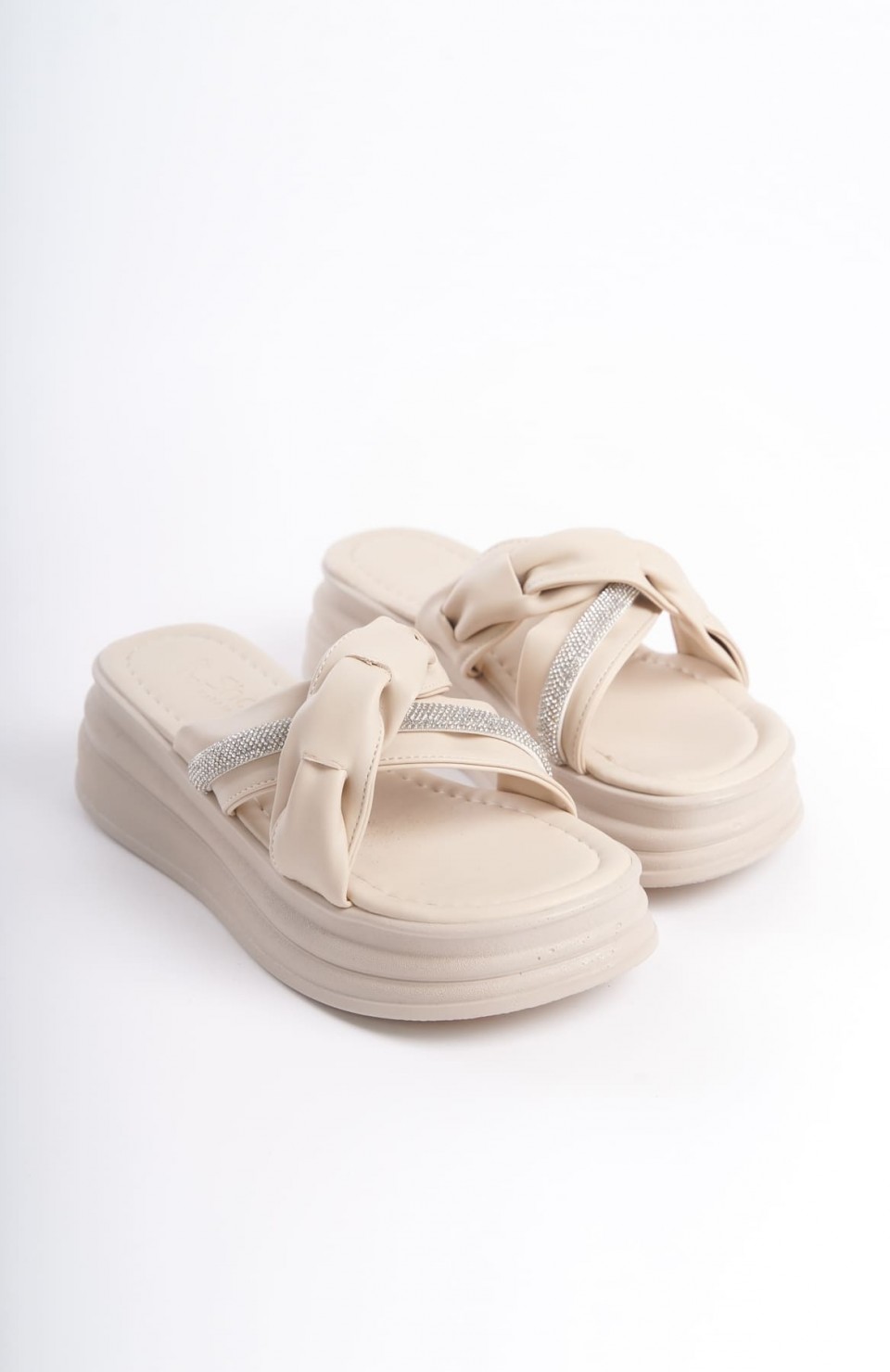 CLARA Düz Topuklu Kurdele Desenli Taşlı Kalın ve Ortopedik Taban Kadın Terlik  CKT - Krem Somersan Giyim | Kadın, Erkek ve Çocuk Moda