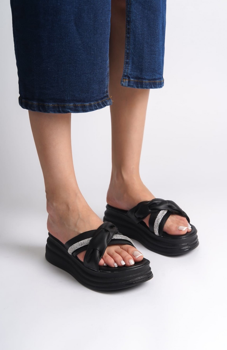 CLARA Düz Topuklu Kurdele Desenli Taşlı Kalın ve Ortopedik Taban Kadın Terlik  CST - Siyah Somersan Giyim | Kadın, Erkek ve Çocuk Moda