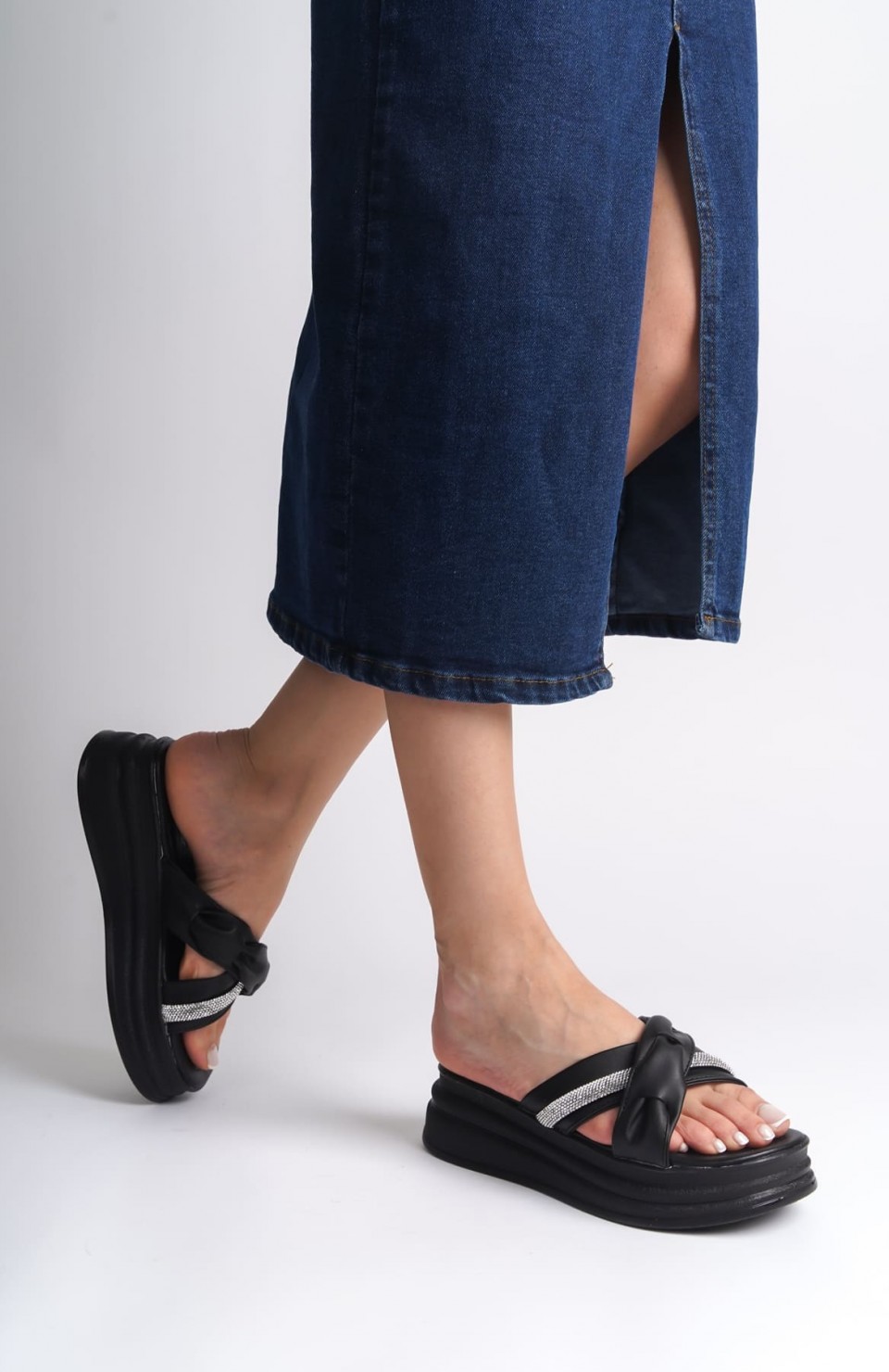 CLARA Düz Topuklu Kurdele Desenli Taşlı Kalın ve Ortopedik Taban Kadın Terlik  CST - Siyah Somersan Giyim | Kadın, Erkek ve Çocuk Moda