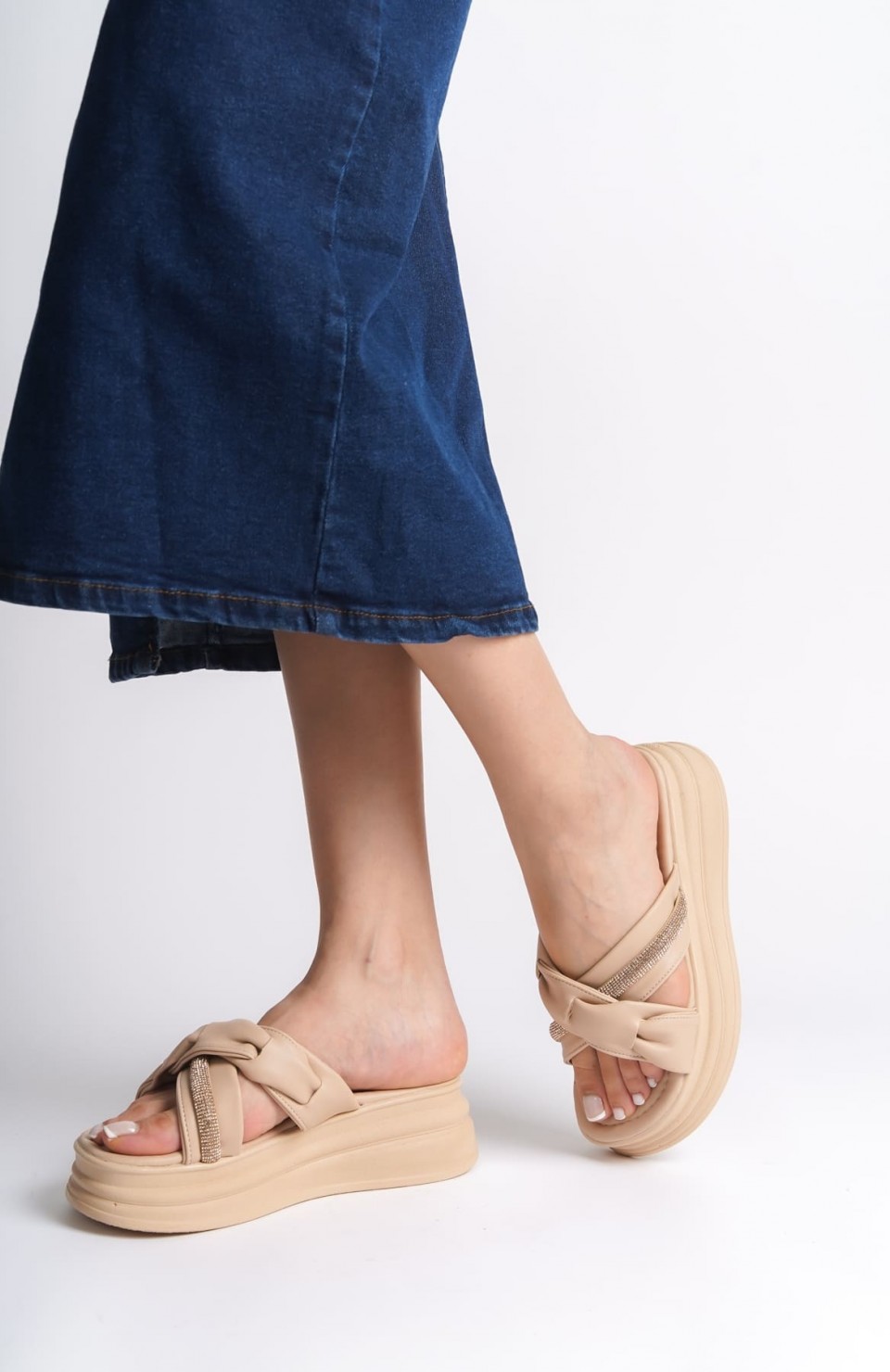 CLARA Düz Topuklu Kurdele Desenli Taşlı Kalın ve Ortopedik Taban Kadın Terlik  CTT - Ten Somersan Giyim | Kadın, Erkek ve Çocuk Moda