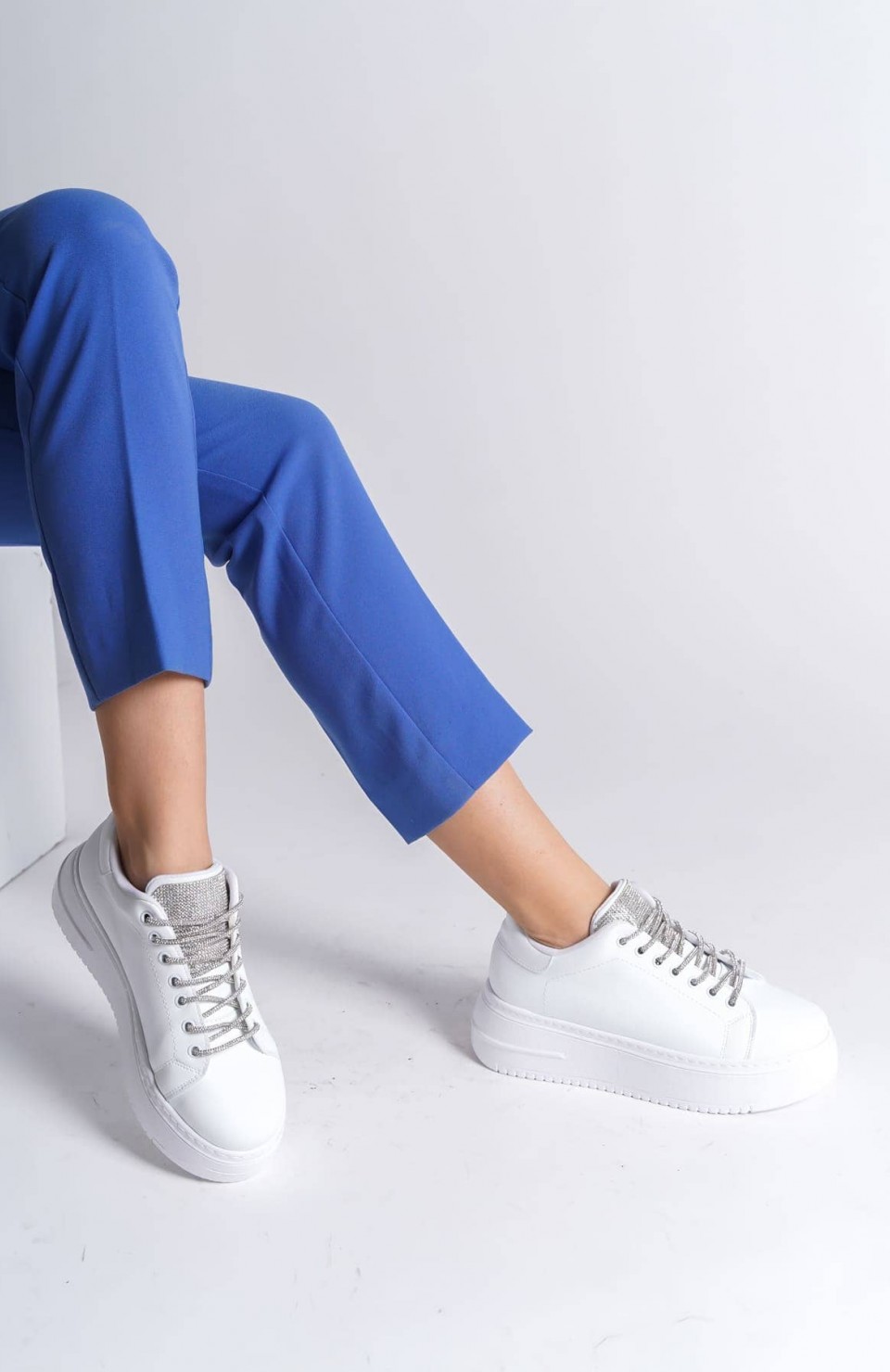 DELLA Bağcıklı Ortopedik Taban Taşlı Kadın Sneaker Spor Ayakkabı CBT - Beyaz Somersan Giyim | Kadın, Erkek ve Çocuk Moda