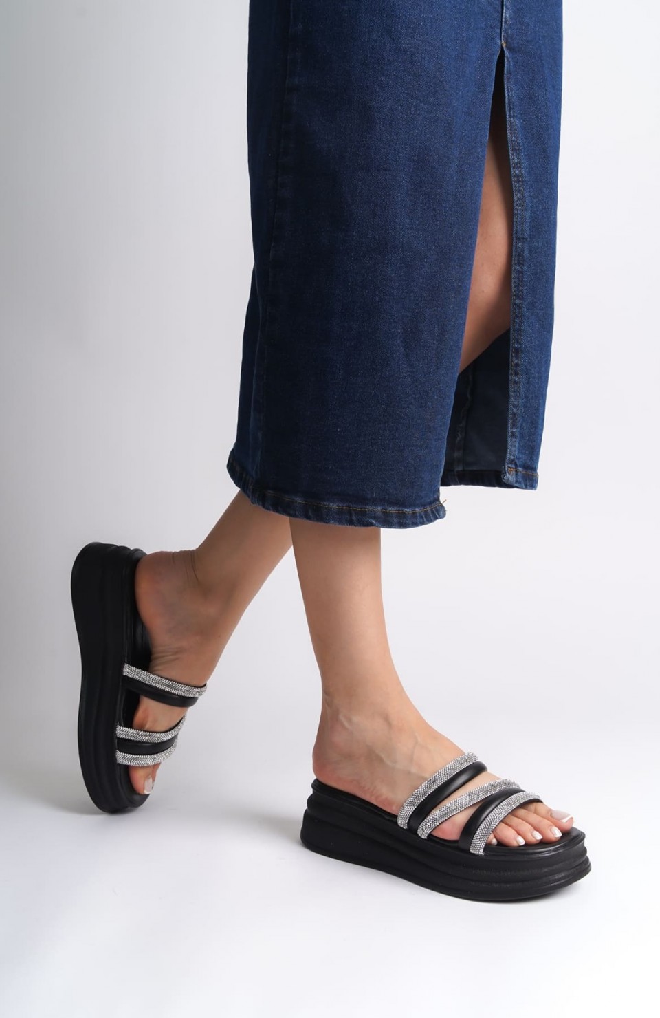 ELISE Düz Topuklu Şeritli Taşlı Kalın ve Ortopedik Taban Kadın Terlik CST - Siyah Somersan Giyim | Kadın, Erkek ve Çocuk Moda