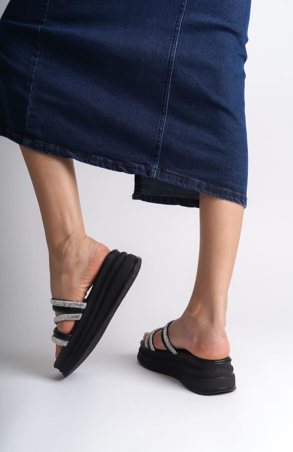 ELISE Düz Topuklu Şeritli Taşlı Kalın ve Ortopedik Taban Kadın Terlik CST - Siyah Somersan Giyim | Kadın, Erkek ve Çocuk Moda