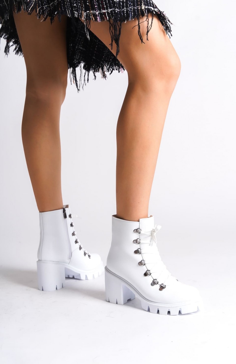 EMMA Bağcıklı Fermuarlı Ortopedik Taban Topuklu Kadın Bot CBT - Beyaz Somersan Giyim | Kadın, Erkek ve Çocuk Moda