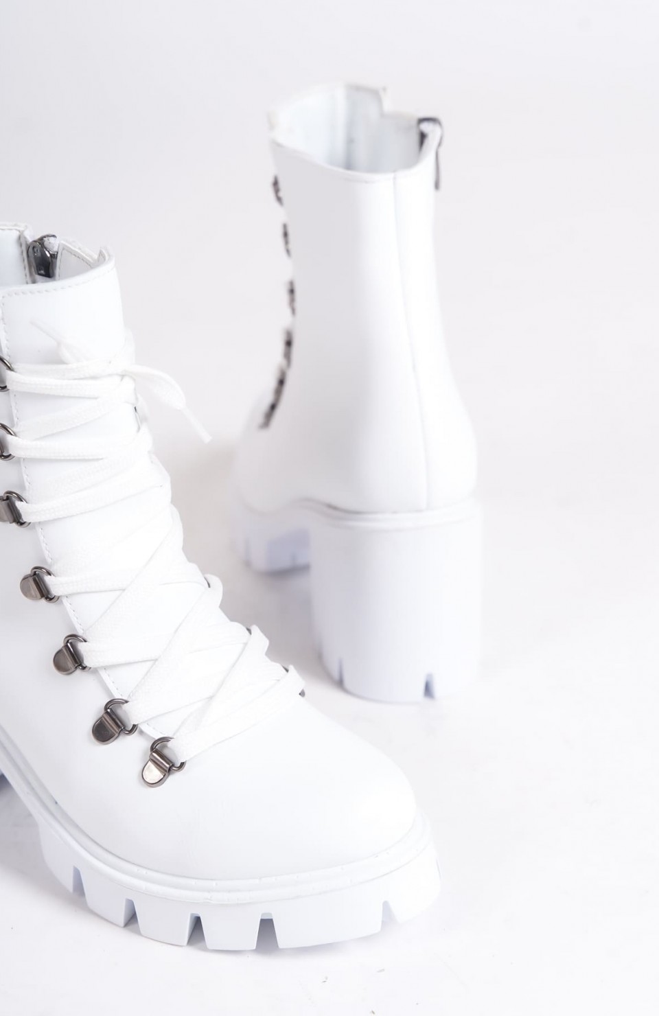 EMMA Bağcıklı Fermuarlı Ortopedik Taban Topuklu Kadın Bot CBT - Beyaz Somersan Giyim | Kadın, Erkek ve Çocuk Moda