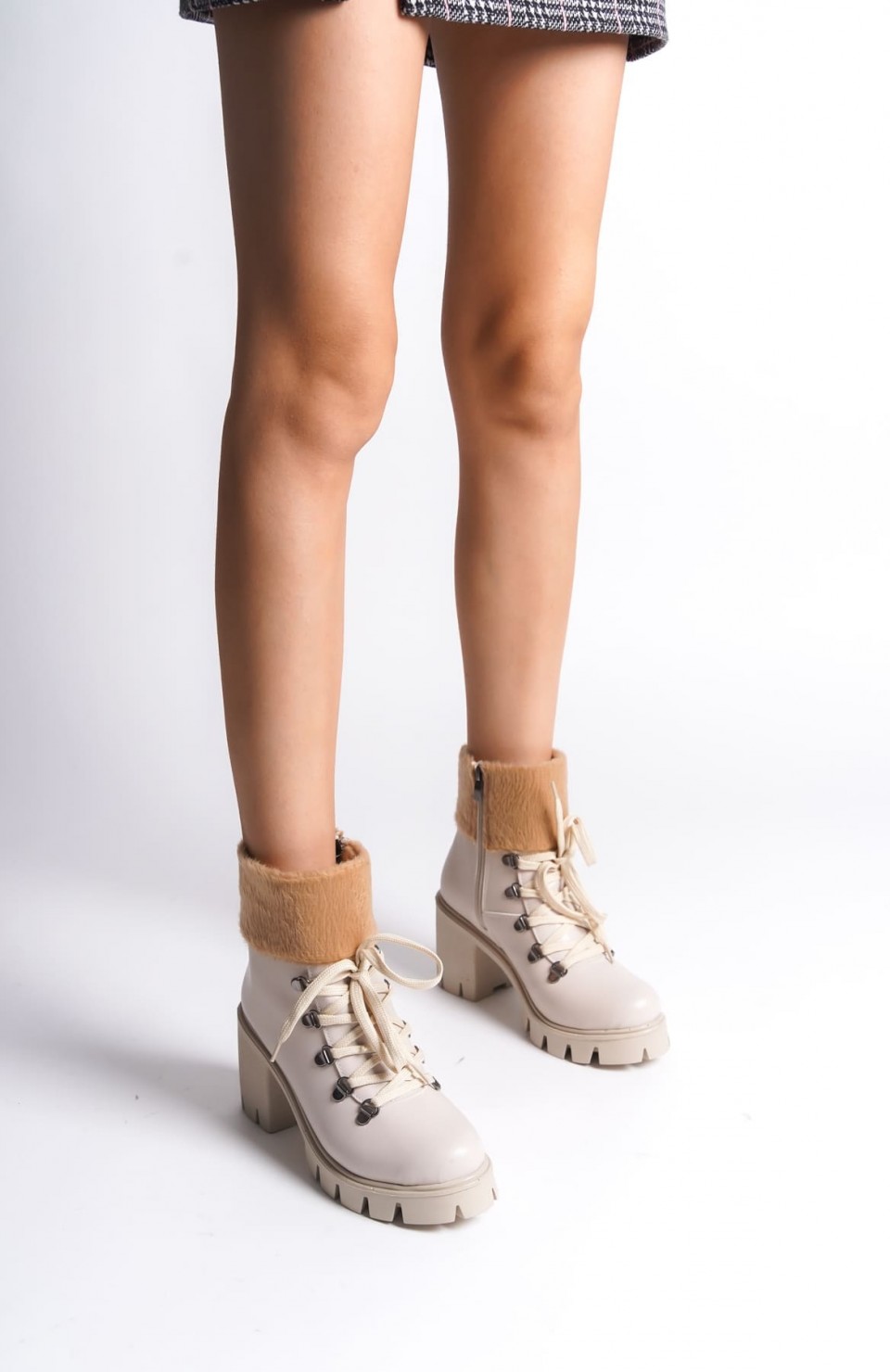 EMMA Bağcıklı Fermuarlı Ortopedik Taban Topuklu Kürk DetaylıKadın Bot CKT - Krem Somersan Giyim | Kadın, Erkek ve Çocuk Moda