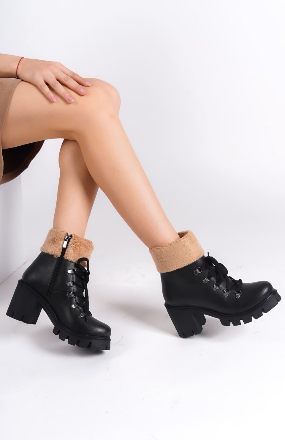 EMMA Bağcıklı Fermuarlı Ortopedik Taban Topuklu Kürk DetaylıKadın Bot  CST - Siyah Somersan Giyim | Kadın, Erkek ve Çocuk Moda
