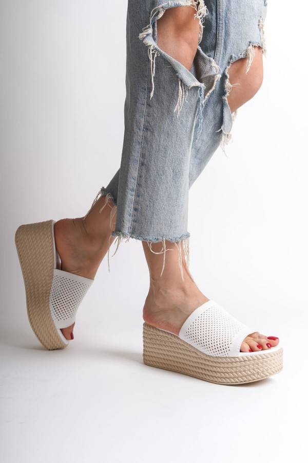 MARLA Dolgu Topuklu Ortopedik Taban Hasır Görünümlü Triko Kadın Terlik  TKT - Beyaz