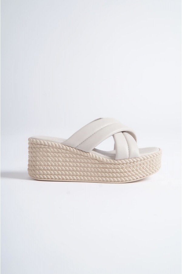 JOYMIX Dolgu Topuklu Ortopedik Taban Hasır Görünümlü Kadın Terlik CKT - Krem