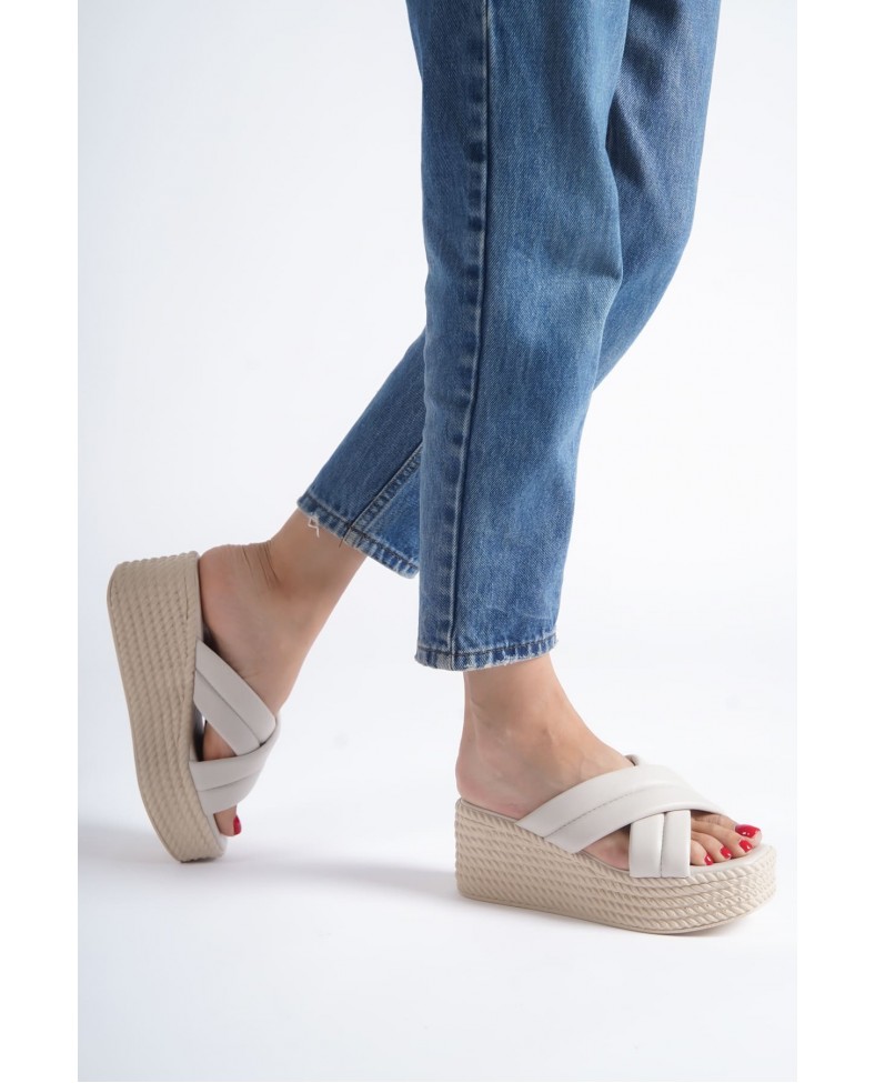 JOYMIX Dolgu Topuklu Ortopedik Taban Hasır Görünümlü Kadın Terlik CKT - Krem Somersan Giyim | Kadın, Erkek ve Çocuk Moda