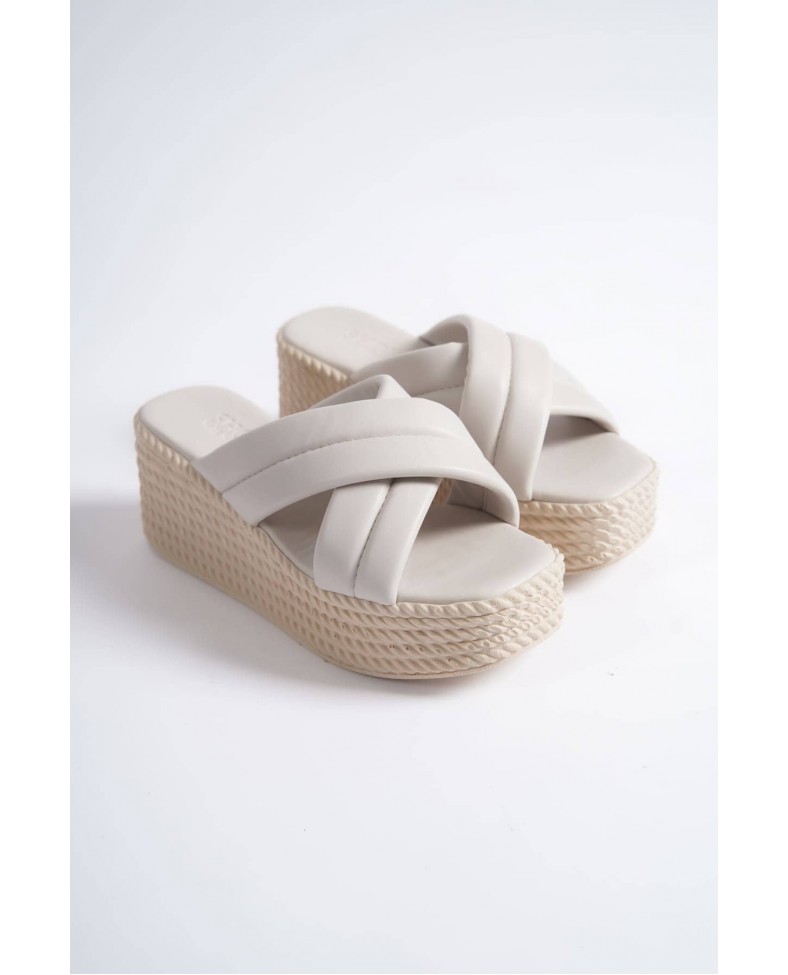 JOYMIX Dolgu Topuklu Ortopedik Taban Hasır Görünümlü Kadın Terlik CKT - Krem Somersan Giyim | Kadın, Erkek ve Çocuk Moda