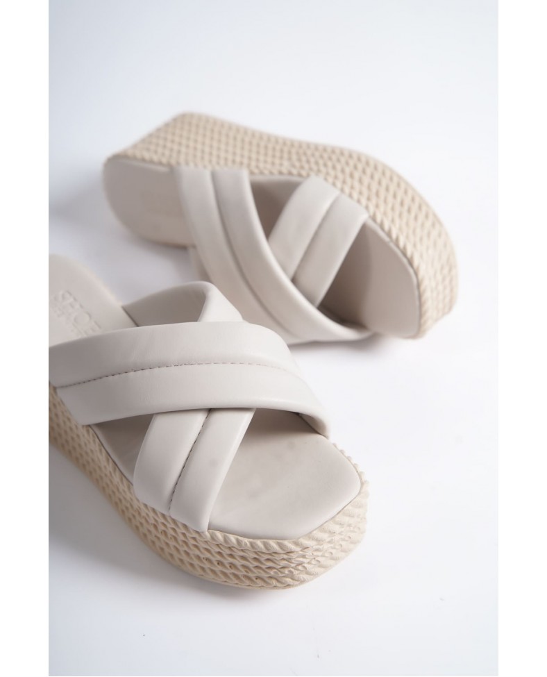 JOYMIX Dolgu Topuklu Ortopedik Taban Hasır Görünümlü Kadın Terlik CKT - Krem Somersan Giyim | Kadın, Erkek ve Çocuk Moda