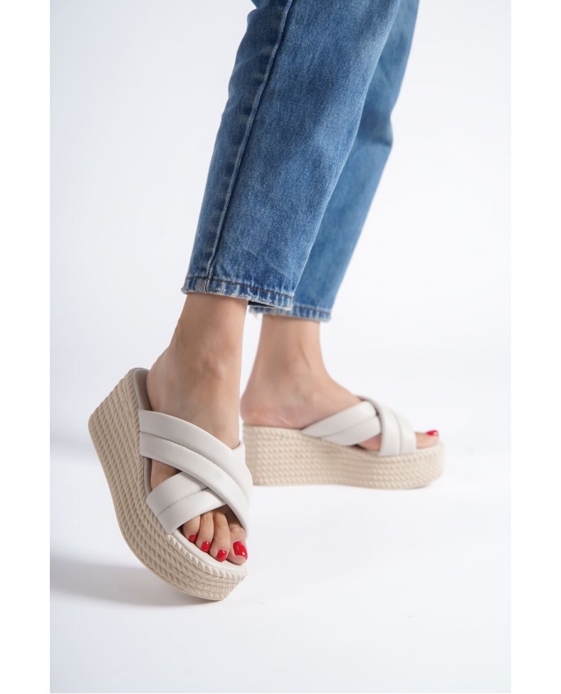 JOYMIX Dolgu Topuklu Ortopedik Taban Hasır Görünümlü Kadın Terlik CKT - Krem Somersan Giyim | Kadın, Erkek ve Çocuk Moda