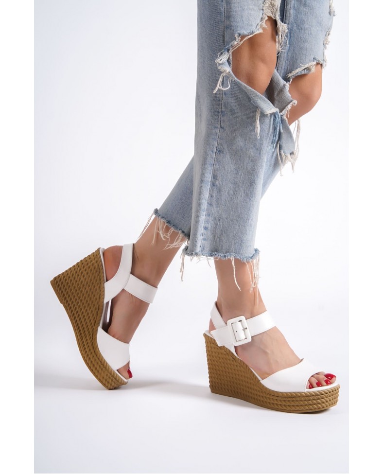 PERLA Tokalı Lastikli Dolgu Topuklu Ortopedik Taban Hasır Görünümlü Kadın Sandalet CKT - Beyaz Somersan Giyim | Kadın, Erkek ve Çocuk Moda