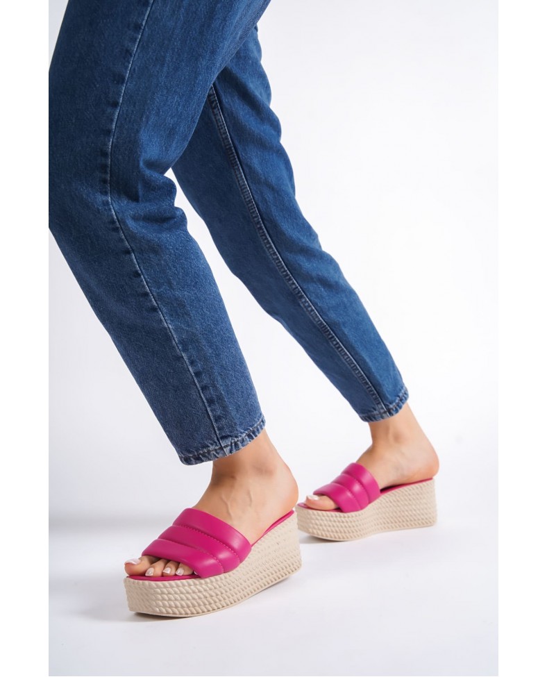 REINA Dolgu Topuklu Ortopedik Taban Hasır Görünümlü Kadın Terlik CKT - Fuşya Somersan Giyim | Kadın, Erkek ve Çocuk Moda