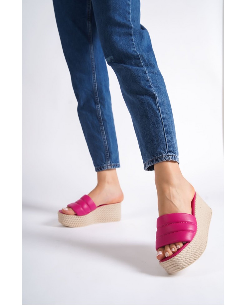 REINA Dolgu Topuklu Ortopedik Taban Hasır Görünümlü Kadın Terlik CKT - Fuşya Somersan Giyim | Kadın, Erkek ve Çocuk Moda