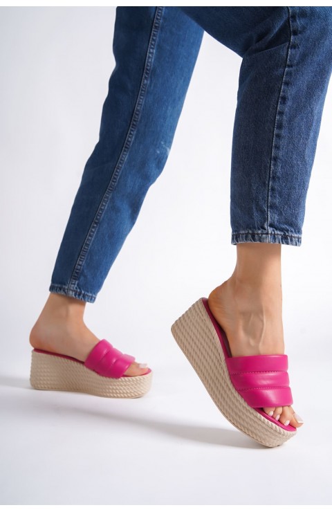 REINA Dolgu Topuklu Ortopedik Taban Hasır Görünümlü Kadın Terlik CKT - Fuşya