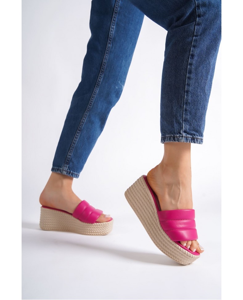 REINA Dolgu Topuklu Ortopedik Taban Hasır Görünümlü Kadın Terlik CKT - Fuşya Somersan Giyim | Kadın, Erkek ve Çocuk Moda