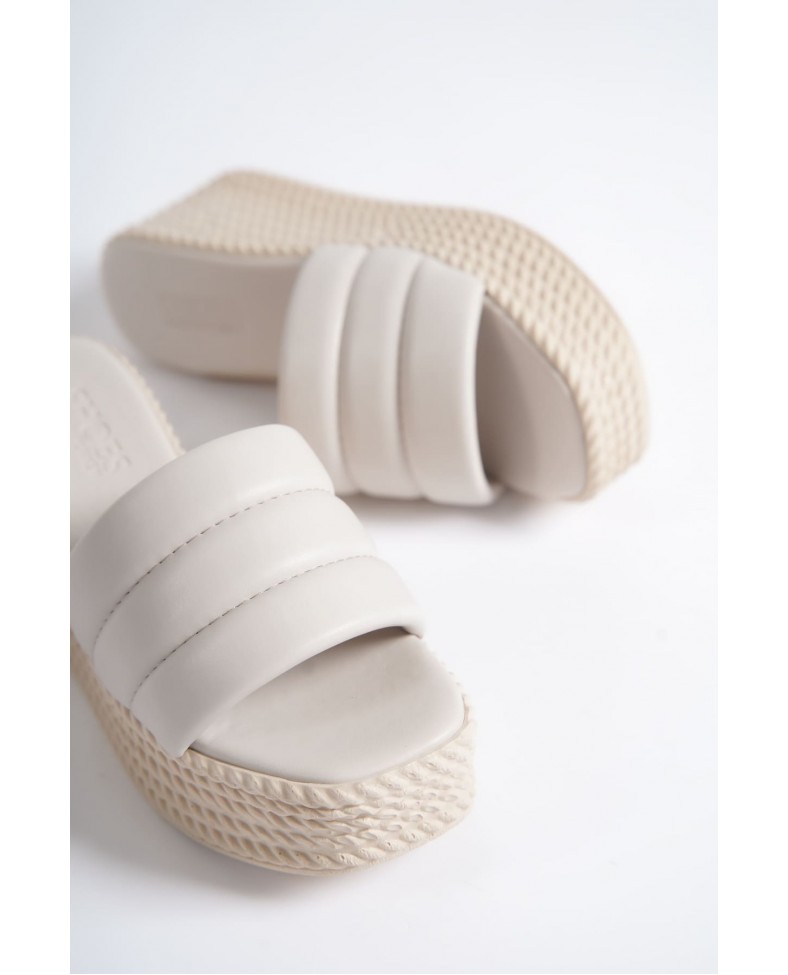 REINA Dolgu Topuklu Ortopedik Taban Hasır Görünümlü Kadın Terlik CKT - Krem Somersan Giyim | Kadın, Erkek ve Çocuk Moda