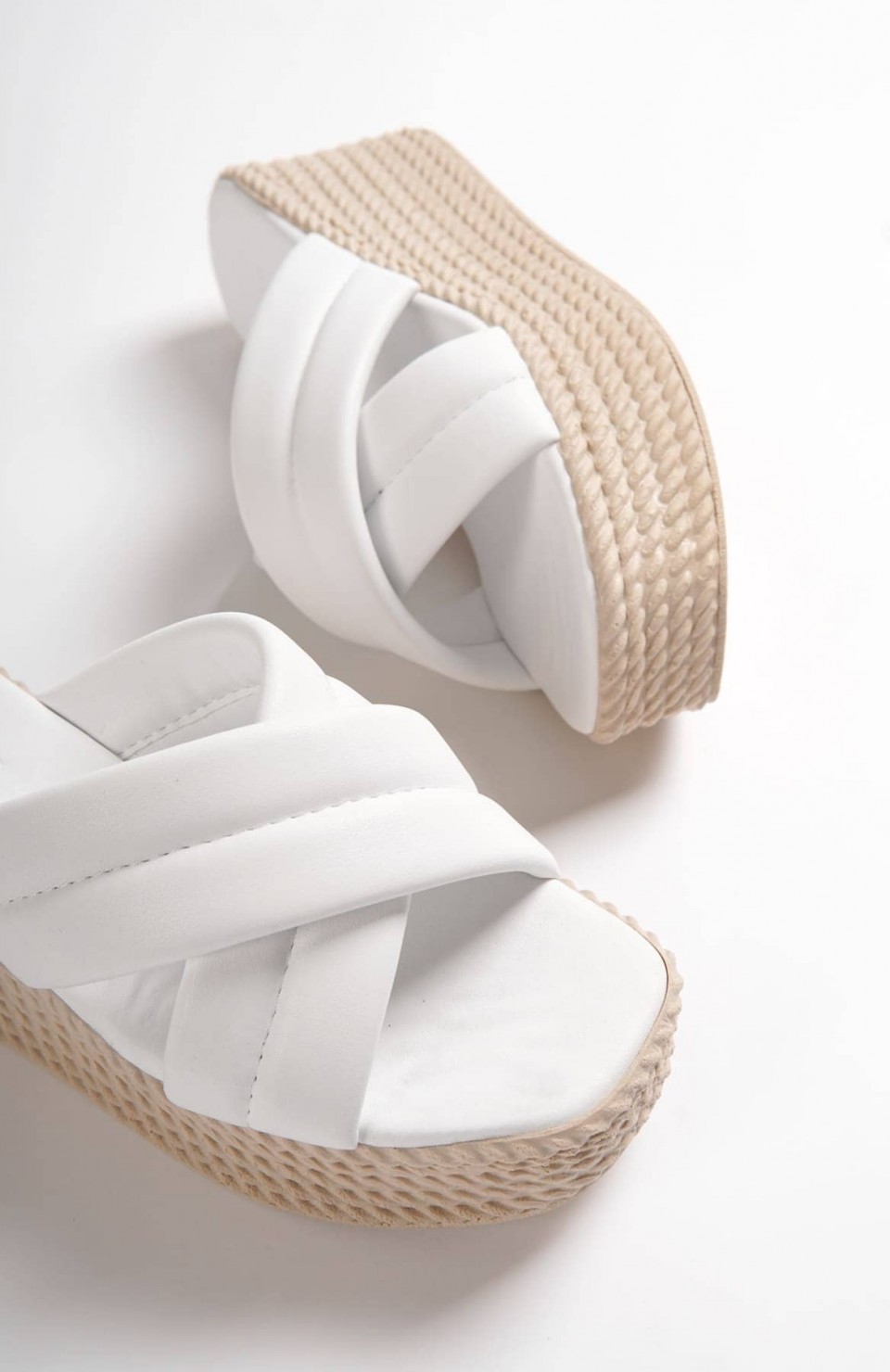 JOYMIX Dolgu Topuklu Ortopedik Taban Hasır Görünümlü Kadın Terlik CKT - Beyaz Somersan Giyim | Kadın, Erkek ve Çocuk Moda