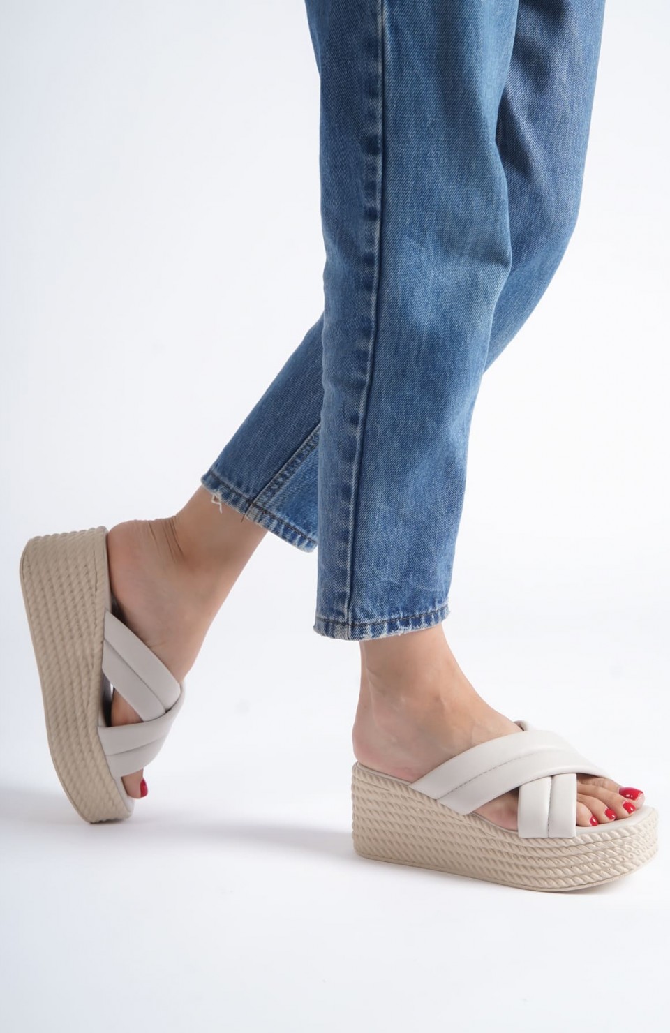 JOYMIX Dolgu Topuklu Ortopedik Taban Hasır Görünümlü Kadın Terlik CKT - Krem Somersan Giyim | Kadın, Erkek ve Çocuk Moda