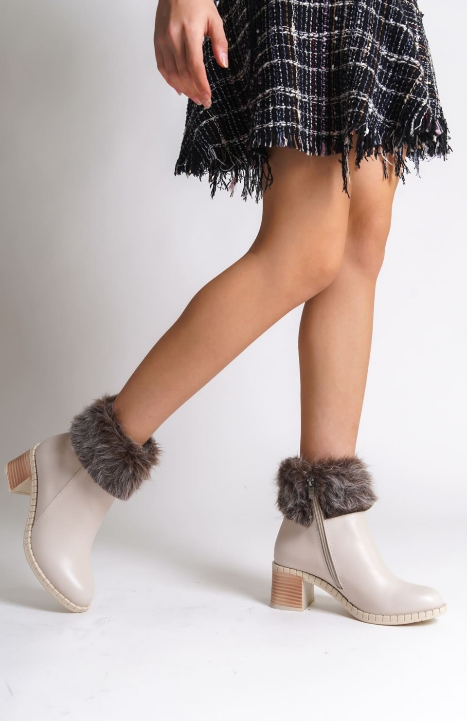 JULIA Fermuarlı Ortopedik Taban Tüylü Topuklu Kadın Bot CKT - Krem Somersan Giyim | Kadın, Erkek ve Çocuk Moda