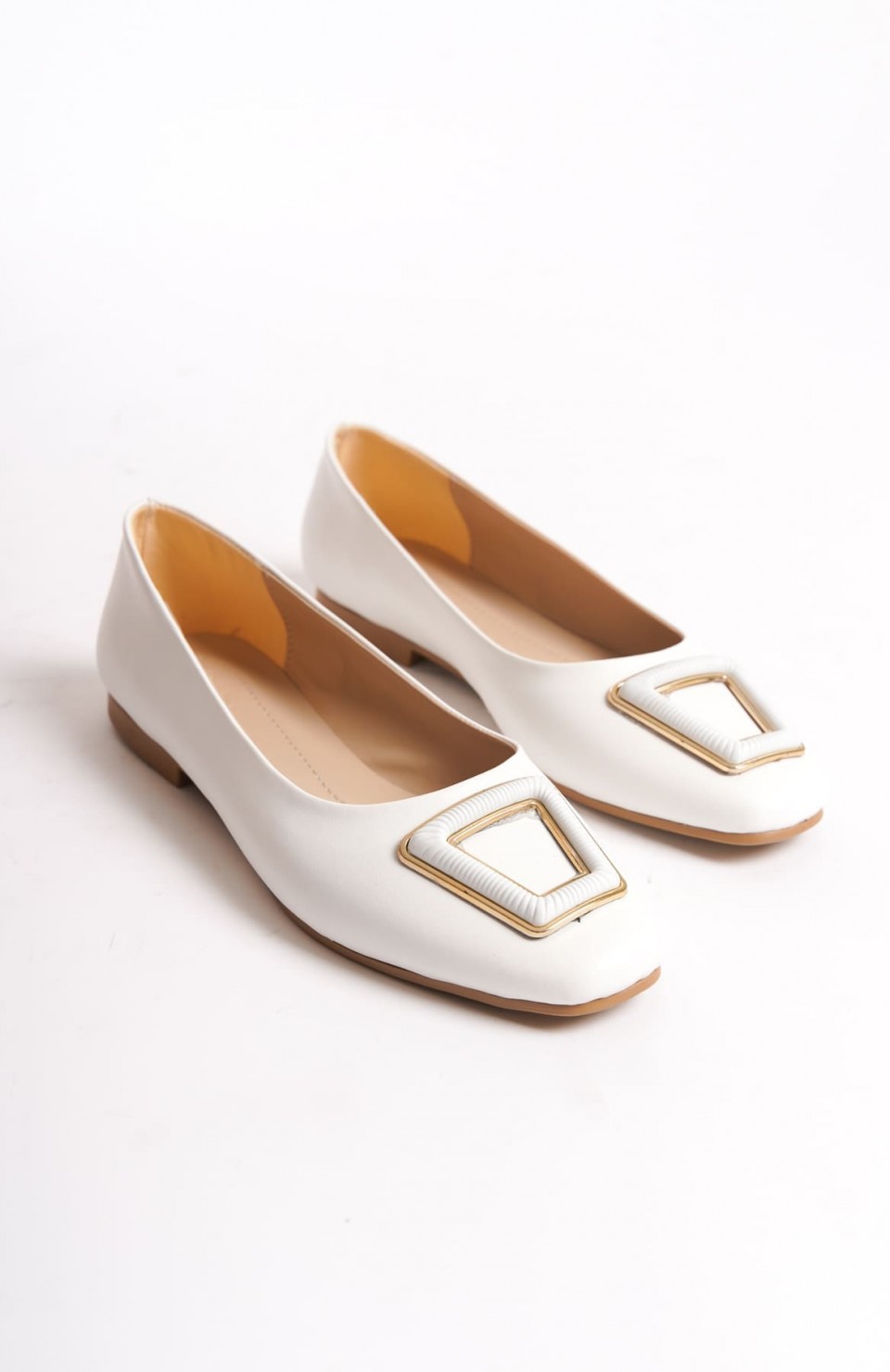 KAYLEE Bağcıksız Ortopedik Rahat Taban Toka Detaylı Kadın Babet Ayakkabı CKT - Beyaz Somersan Giyim | Kadın, Erkek ve Çocuk Moda