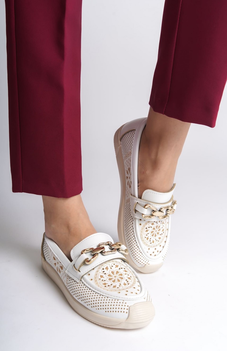 LAYLA Bağcıksız Ortopedik Rahat Taban Çiçek Desenli Kadın Babet Ayakkabı  CKT - Beyaz Somersan Giyim | Kadın, Erkek ve Çocuk Moda